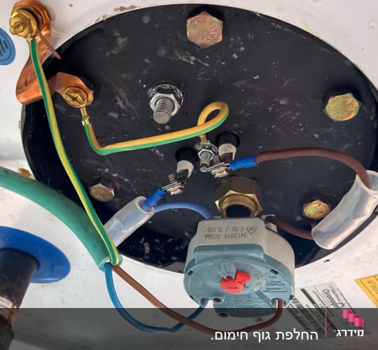 חיבורים חשמליים בתחתית דוד שמש